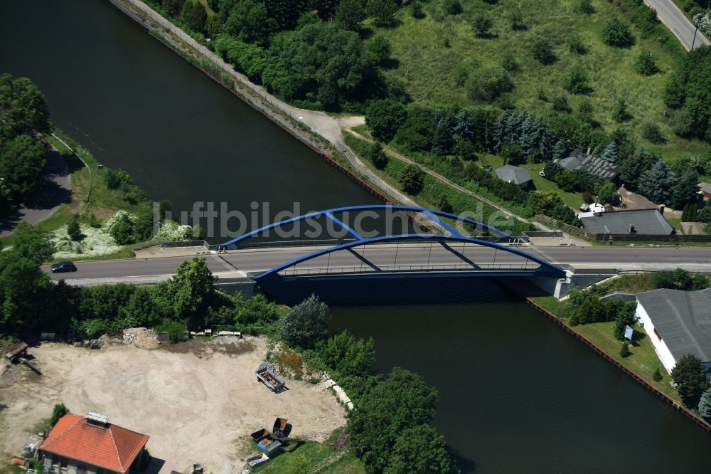 Burg aus der Vogelperspektive: Fluß - Brückenbauwerk Blumenthaler Straßenbrücke in Burg im Bundesland Sachsen-Anhalt