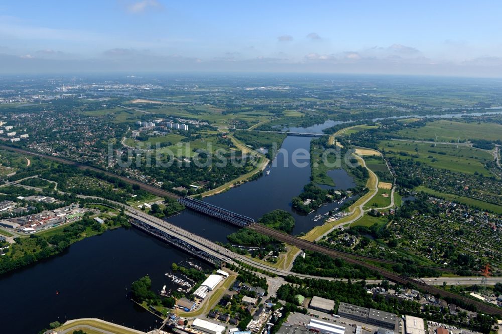 Luftbild Harburg - Fluß - Brückenbauwerk mit der Bundesautobahn A253 und einer Bahnstrecke über der Süderelbe in Harburg im Bundesland Hamburg