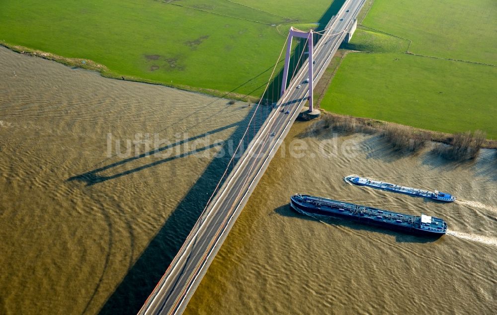 Luftbild Emmerich am Rhein - Fluß - Brückenbauwerk der Bundesstraße B220 über den Rhein in Emmerich am Rhein im Bundesland Nordrhein-Westfalen