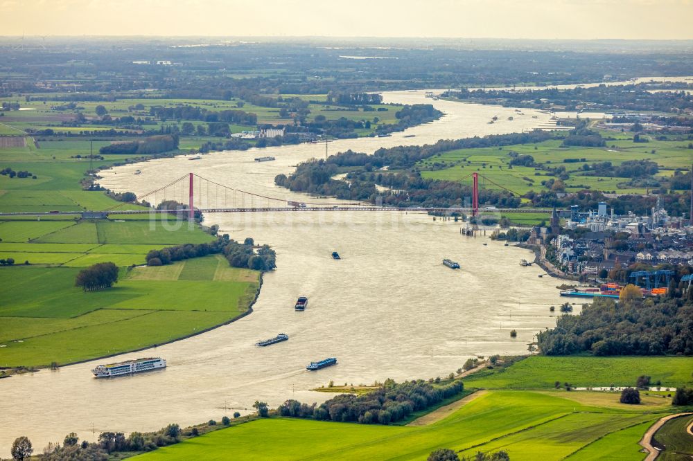 Luftaufnahme Emmerich am Rhein - Fluß - Brückenbauwerk der Bundesstraße B220 über den Rhein in Emmerich am Rhein im Bundesland Nordrhein-Westfalen