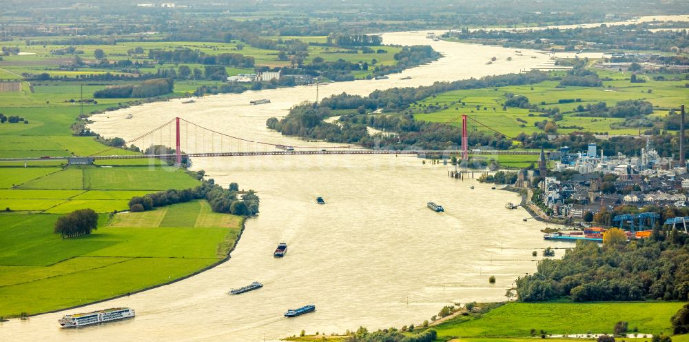 Emmerich am Rhein von oben - Fluß - Brückenbauwerk der Bundesstraße B220 über den Rhein in Emmerich am Rhein im Bundesland Nordrhein-Westfalen