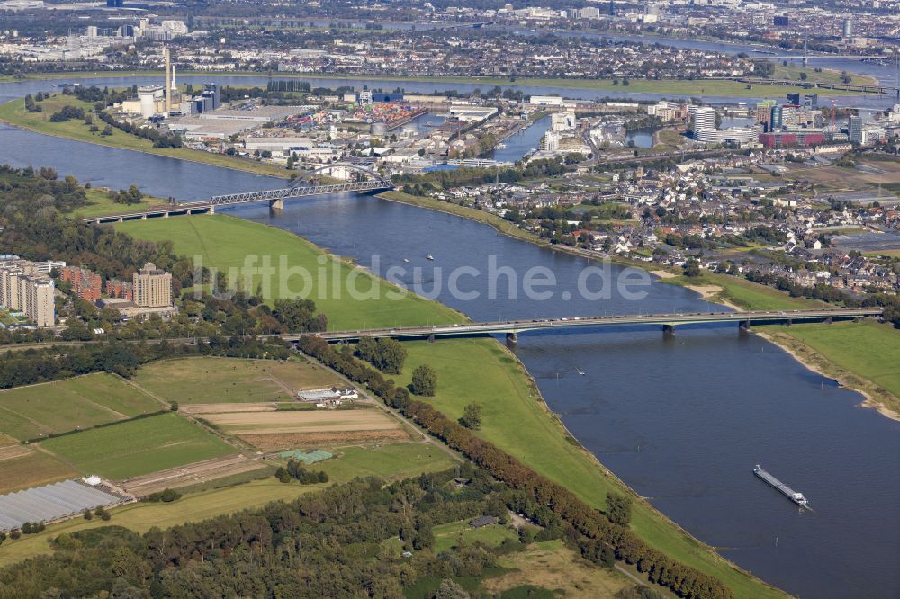 Luftbild Neuss - Fluß - Brückenbauwerk der Bundesstraße B1 über den Rhein in Neuss im Bundesland Nordrhein-Westfalen, Deutschland