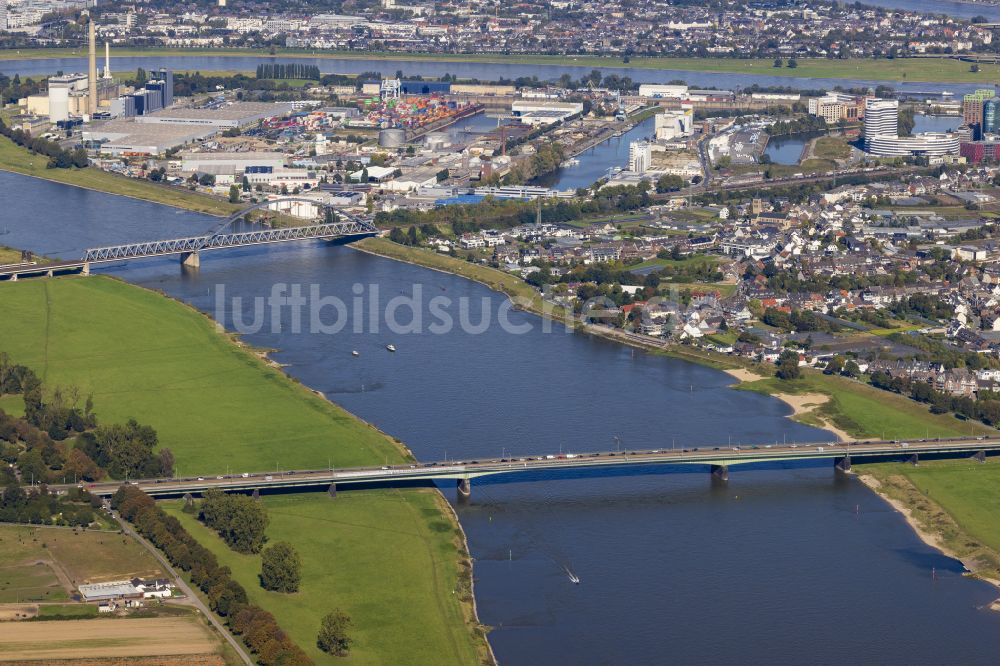 Luftaufnahme Neuss - Fluß - Brückenbauwerk der Bundesstraße B1 über den Rhein in Neuss im Bundesland Nordrhein-Westfalen, Deutschland