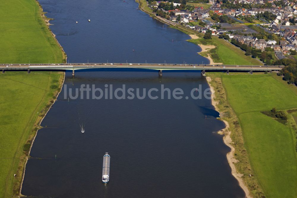 Neuss aus der Vogelperspektive: Fluß - Brückenbauwerk der Bundesstraße B1 über den Rhein in Neuss im Bundesland Nordrhein-Westfalen, Deutschland