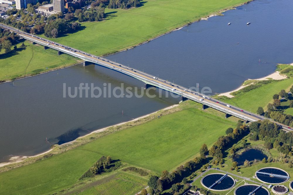 Neuss von oben - Fluß - Brückenbauwerk der Bundesstraße B1 über den Rhein in Neuss im Bundesland Nordrhein-Westfalen, Deutschland