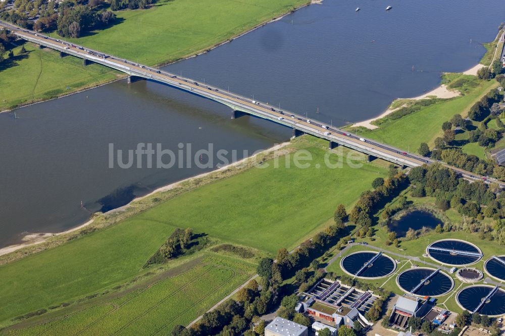 Neuss von oben - Fluß - Brückenbauwerk der Bundesstraße B1 über den Rhein in Neuss im Bundesland Nordrhein-Westfalen, Deutschland