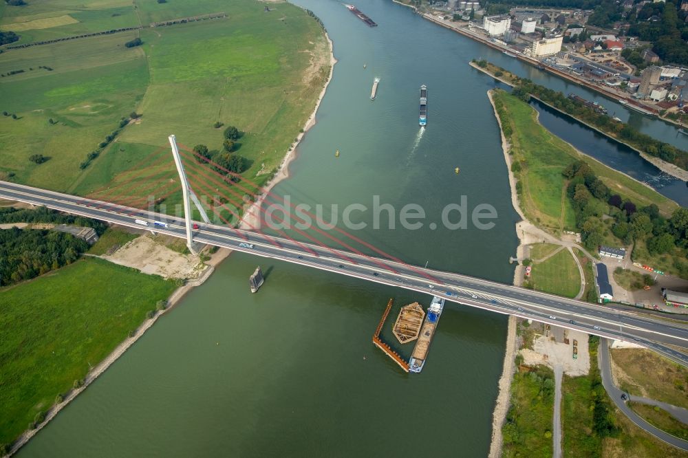 Luftaufnahme Wesel - Fluß - Brückenbauwerk der Bundesstraße 58 über den Rhein in Wesel im Bundesland Nordrhein-Westfalen