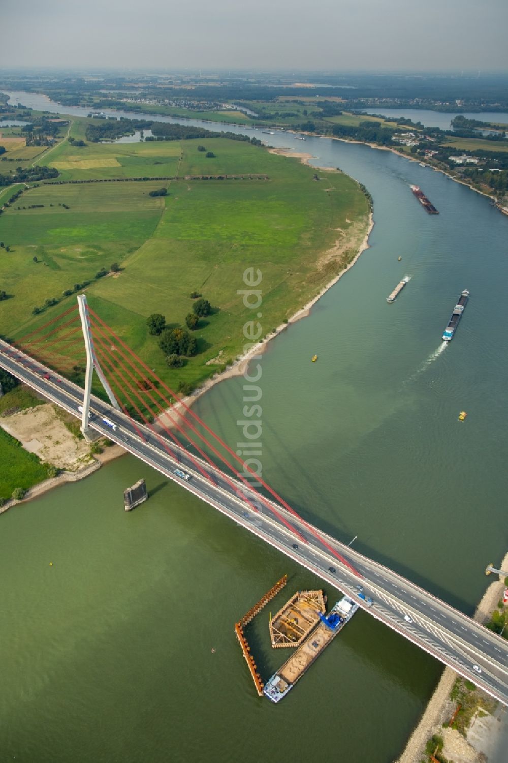 Wesel von oben - Fluß - Brückenbauwerk der Bundesstraße 58 über den Rhein in Wesel im Bundesland Nordrhein-Westfalen