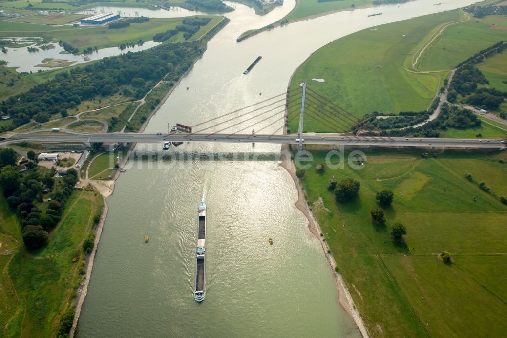 Wesel aus der Vogelperspektive: Fluß - Brückenbauwerk der Bundesstraße 58 über den Rhein in Wesel im Bundesland Nordrhein-Westfalen