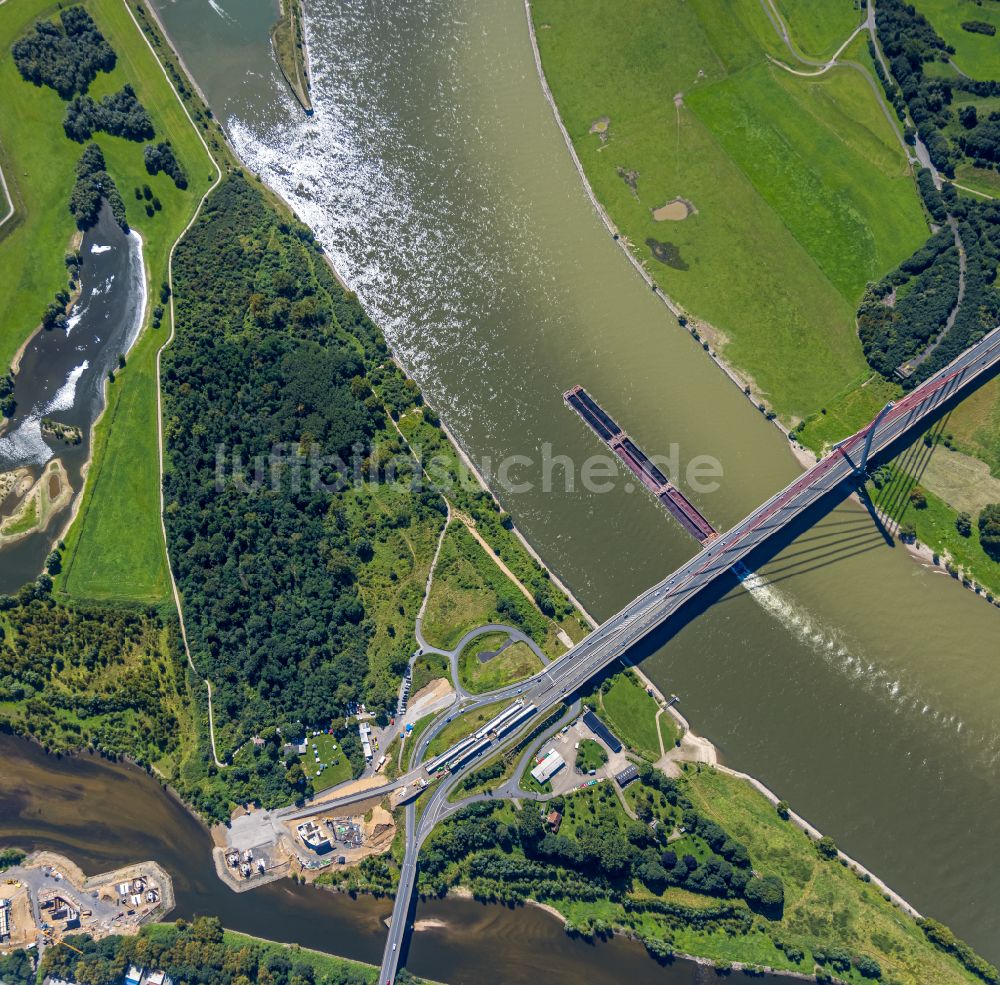 Wesel von oben - Fluß - Brückenbauwerk der Bundesstraße 58 über den Rhein in Wesel im Bundesland Nordrhein-Westfalen