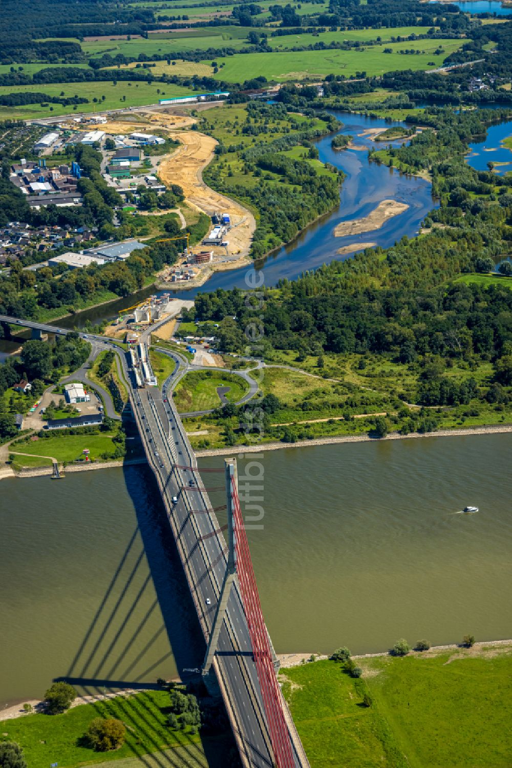 Luftaufnahme Wesel - Fluß - Brückenbauwerk der Bundesstraße 58 über den Rhein in Wesel im Bundesland Nordrhein-Westfalen