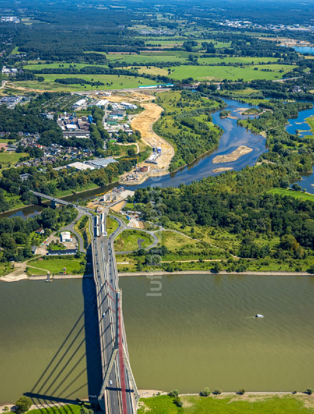 Wesel von oben - Fluß - Brückenbauwerk der Bundesstraße 58 über den Rhein in Wesel im Bundesland Nordrhein-Westfalen