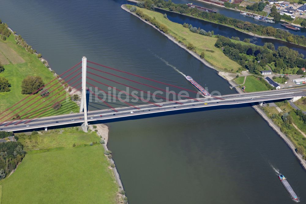 Wesel aus der Vogelperspektive: Fluß - Brückenbauwerk der Bundesstraße 58 über den Rhein in Wesel im Bundesland Nordrhein-Westfalen