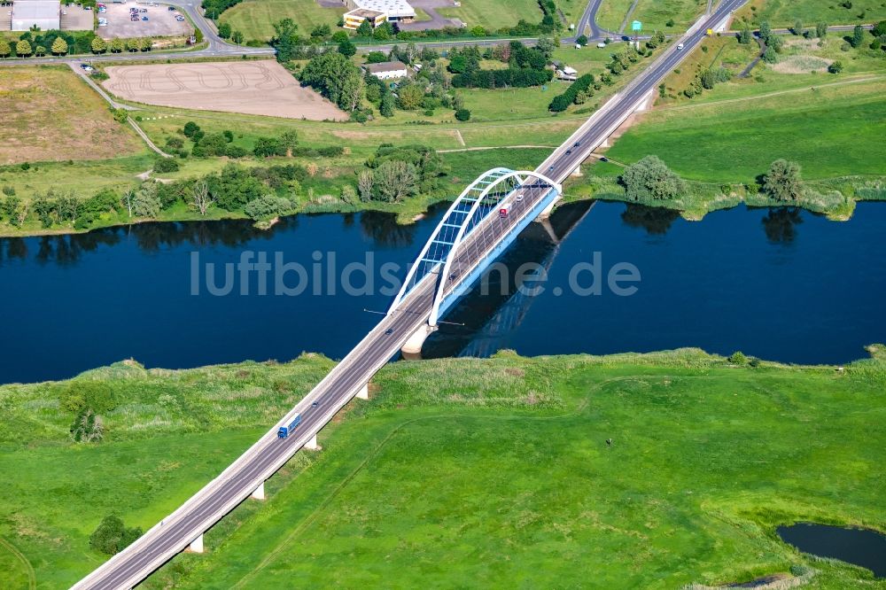 Luftbild Tangermünde - Fluß - Brückenbauwerk der Bundesstraße B188 zur Überquerung der Elbe in Tangermünde im Bundesland Sachsen-Anhalt, Deutschland