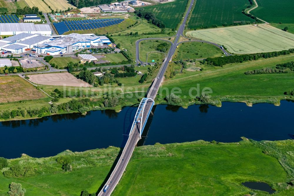 Tangermünde von oben - Fluß - Brückenbauwerk der Bundesstraße B188 zur Überquerung der Elbe in Tangermünde im Bundesland Sachsen-Anhalt, Deutschland