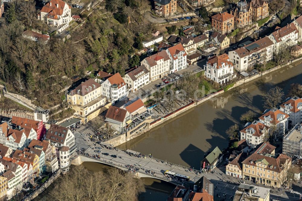 Luftbild Tübingen - Fluß - Brückenbauwerk der Eberhardsbrücke in Tübingen im Bundesland Baden-Württemberg, Deutschland