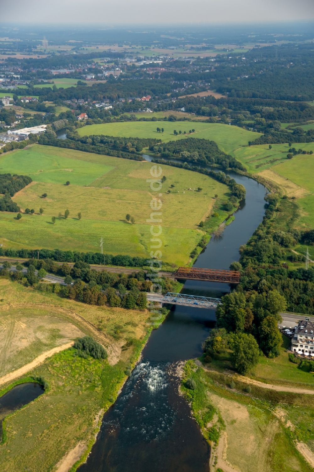 Wesel von oben - Fluss - Brückenbauwerk und Eisenbahnbrücke über den Fluss Lippe in Wesel im Bundesland Nordrhein-Westfalen