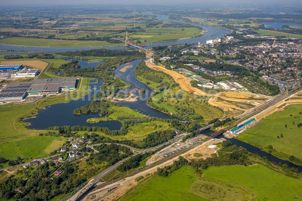 Luftaufnahme Wesel - Fluss - Brückenbauwerk und Eisenbahnbrücke über den Fluss Lippe in Wesel im Bundesland Nordrhein-Westfalen