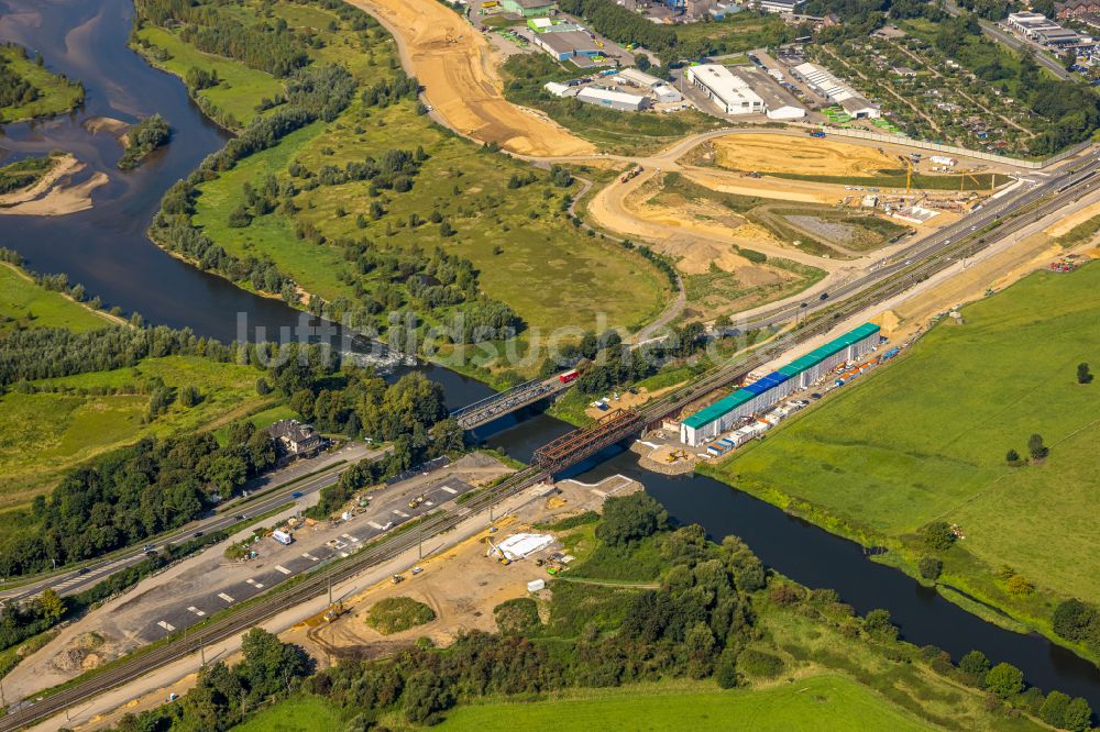 Wesel von oben - Fluss - Brückenbauwerk und Eisenbahnbrücke über den Fluss Lippe in Wesel im Bundesland Nordrhein-Westfalen