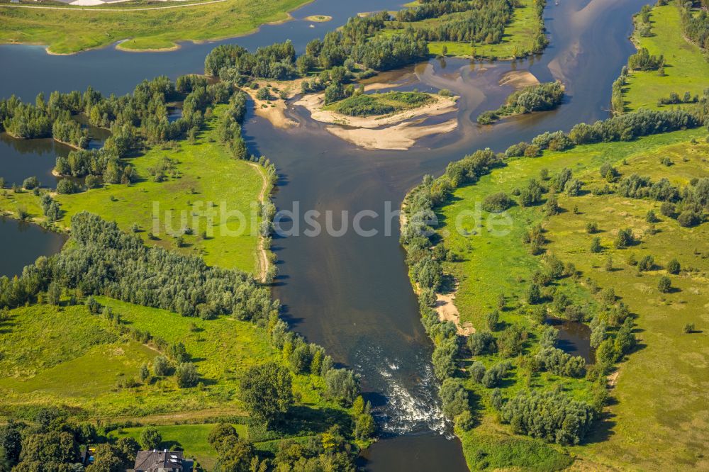 Luftaufnahme Wesel - Fluss - Brückenbauwerk und Eisenbahnbrücke über den Fluss Lippe in Wesel im Bundesland Nordrhein-Westfalen