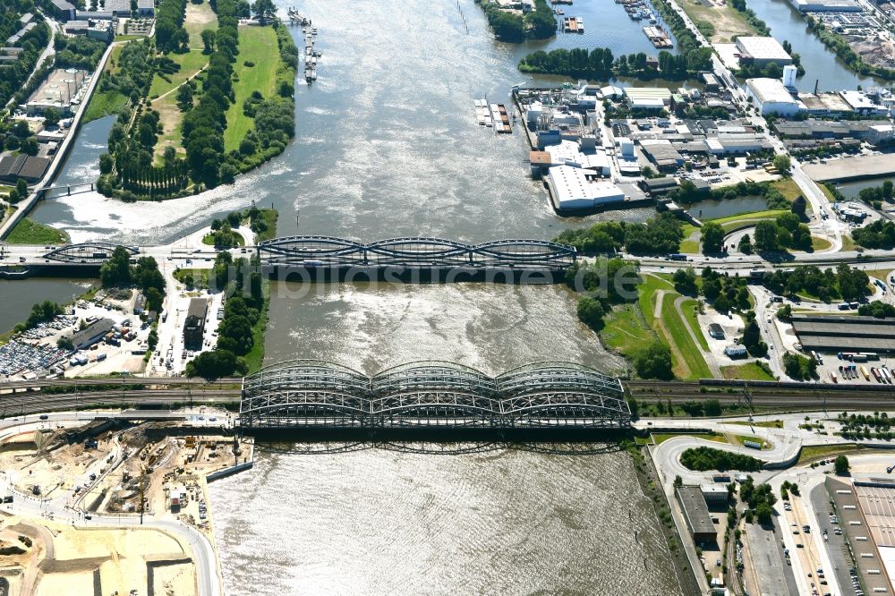 Hamburg von oben - Fluß - Brückenbauwerk Elbbrücken - Norderelbbrücke über die Ufer der Elbe in Hamburg