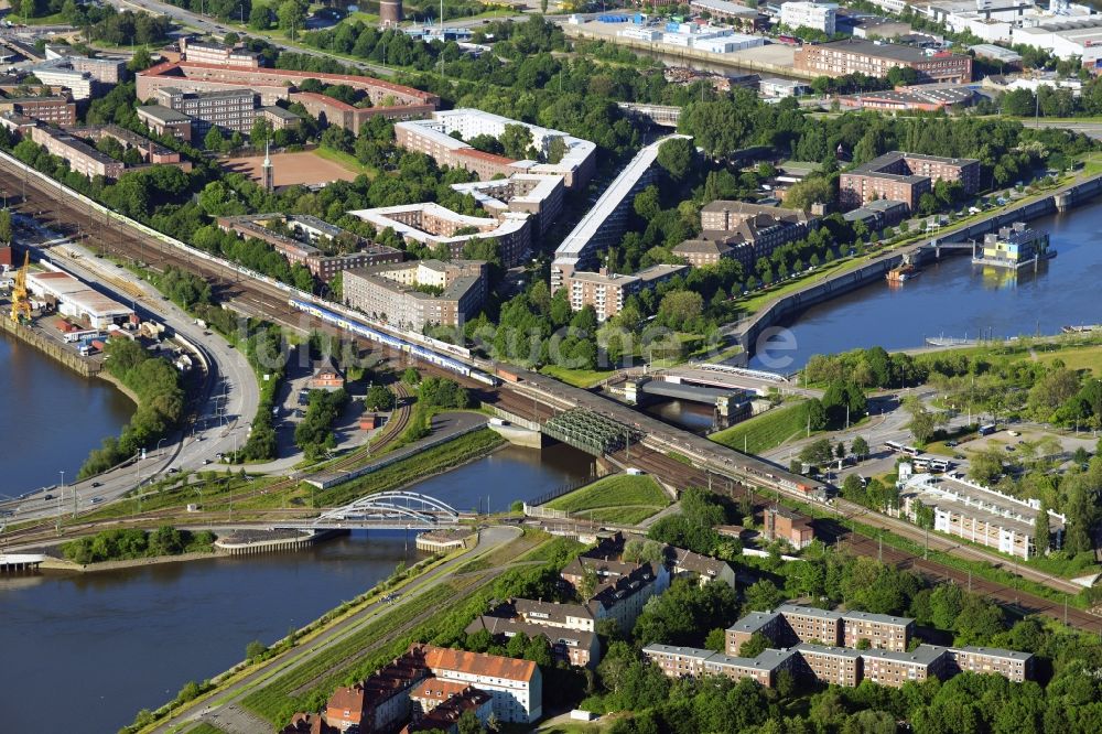 Luftaufnahme Hamburg - Fluß - Brückenbauwerk Elbbrücken - Norderelbbrücke über die Ufer der Elbe in Hamburg