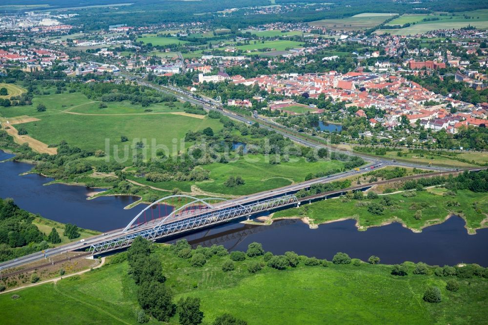 Lutherstadt Wittenberg aus der Vogelperspektive: Fluß - Brückenbauwerk Elbe in Lutherstadt Wittenberg im Bundesland Sachsen-Anhalt, Deutschland