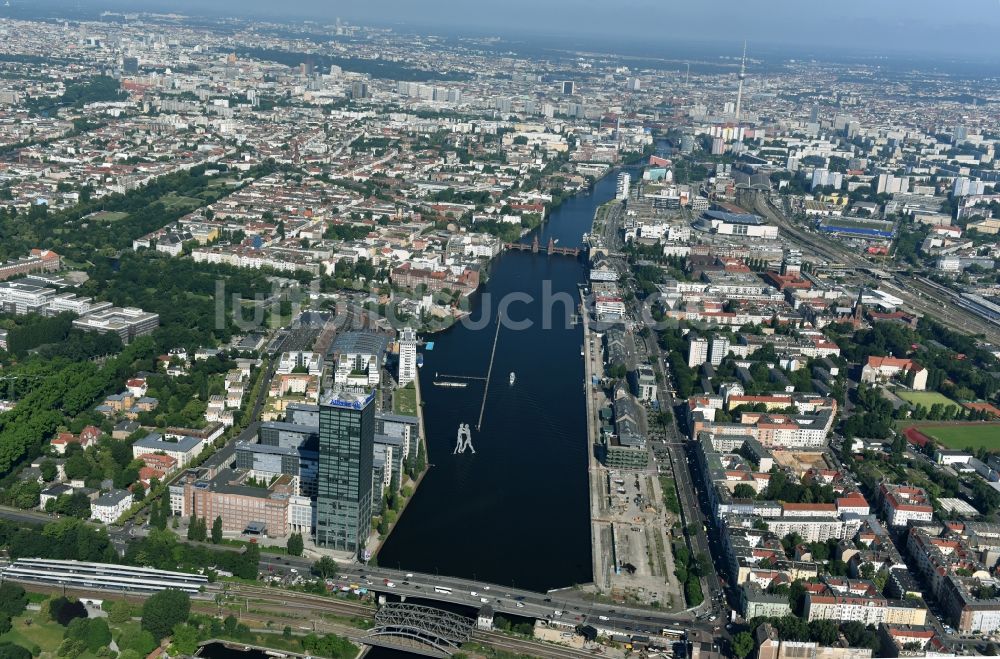 Berlin von oben - Fluß - Brückenbauwerk Elsenbrücke über die Spree in Berlin