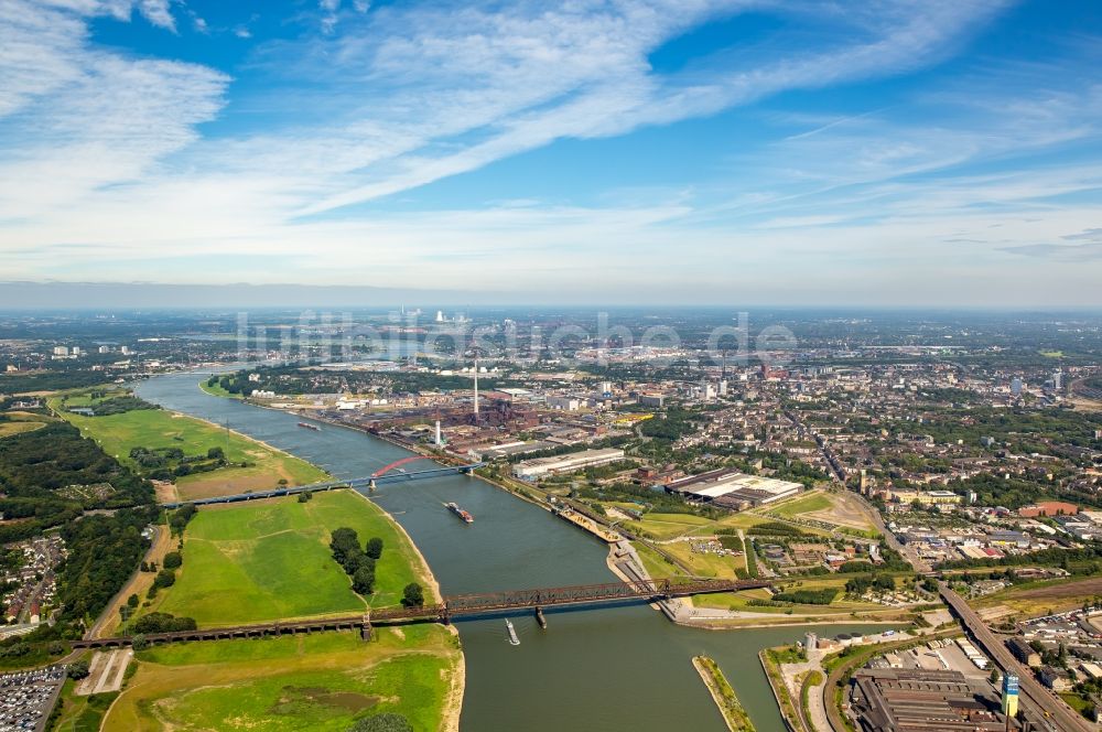 Duisburg aus der Vogelperspektive: Fluß - Brückenbauwerk entlanger der Moerser Straße über den Rhein in Duisburg im Bundesland Nordrhein-Westfalen