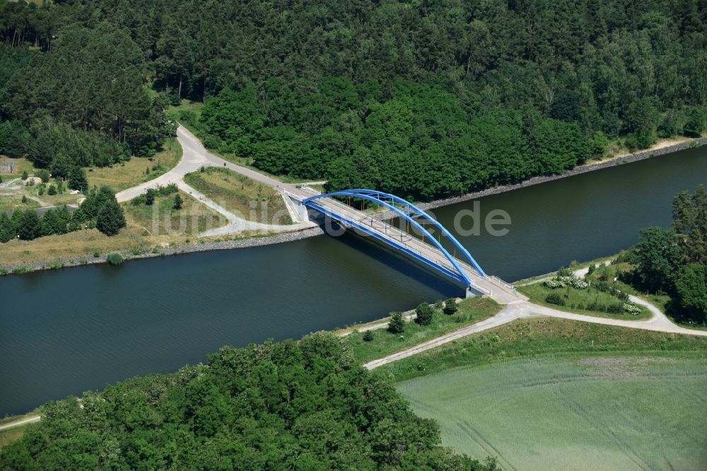 Burg von oben - Fluß - Brückenbauwerk Feldwegbrücke in Burg im Bundesland Sachsen-Anhalt