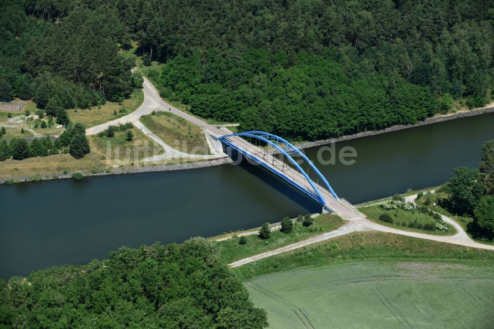 Burg aus der Vogelperspektive: Fluß - Brückenbauwerk Feldwegbrücke in Burg im Bundesland Sachsen-Anhalt