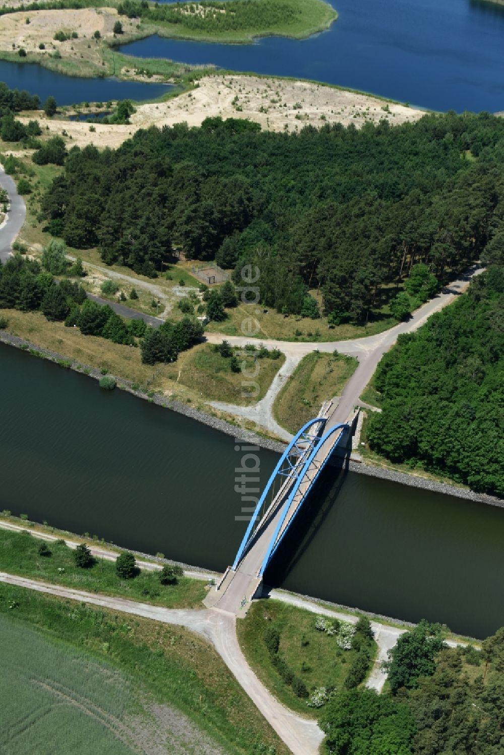 Luftaufnahme Burg - Fluß - Brückenbauwerk Feldwegbrücke in Burg im Bundesland Sachsen-Anhalt