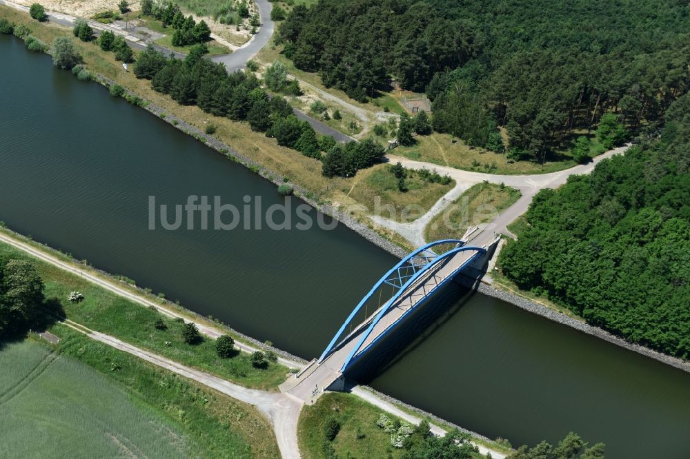 Burg von oben - Fluß - Brückenbauwerk Feldwegbrücke in Burg im Bundesland Sachsen-Anhalt