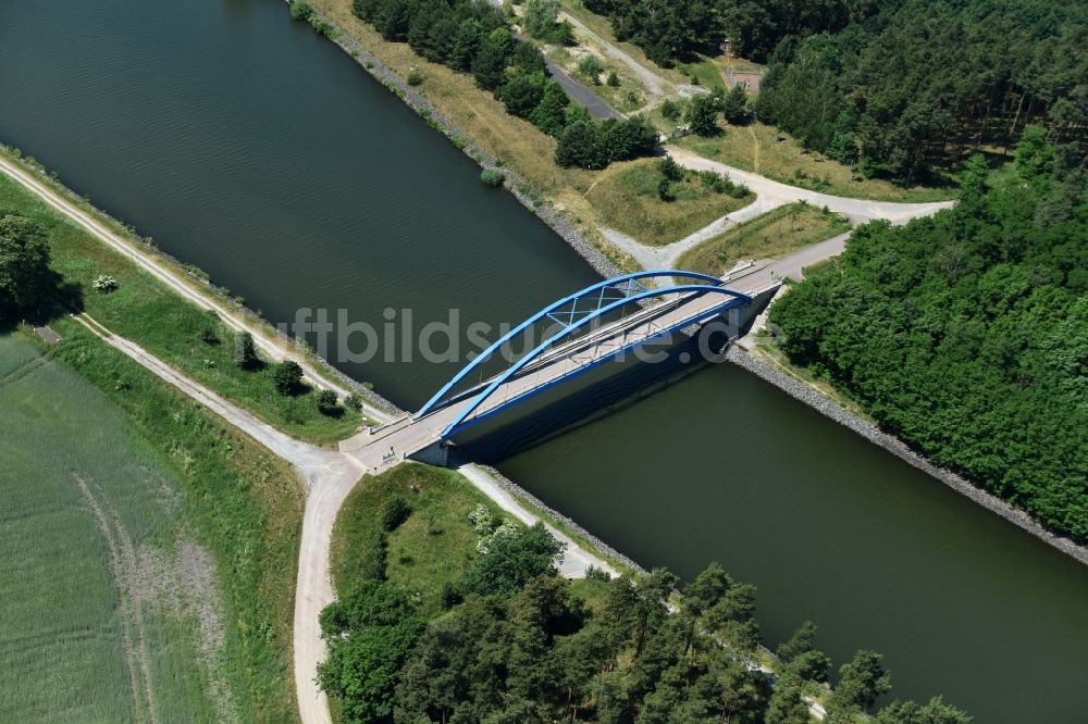 Burg aus der Vogelperspektive: Fluß - Brückenbauwerk Feldwegbrücke in Burg im Bundesland Sachsen-Anhalt