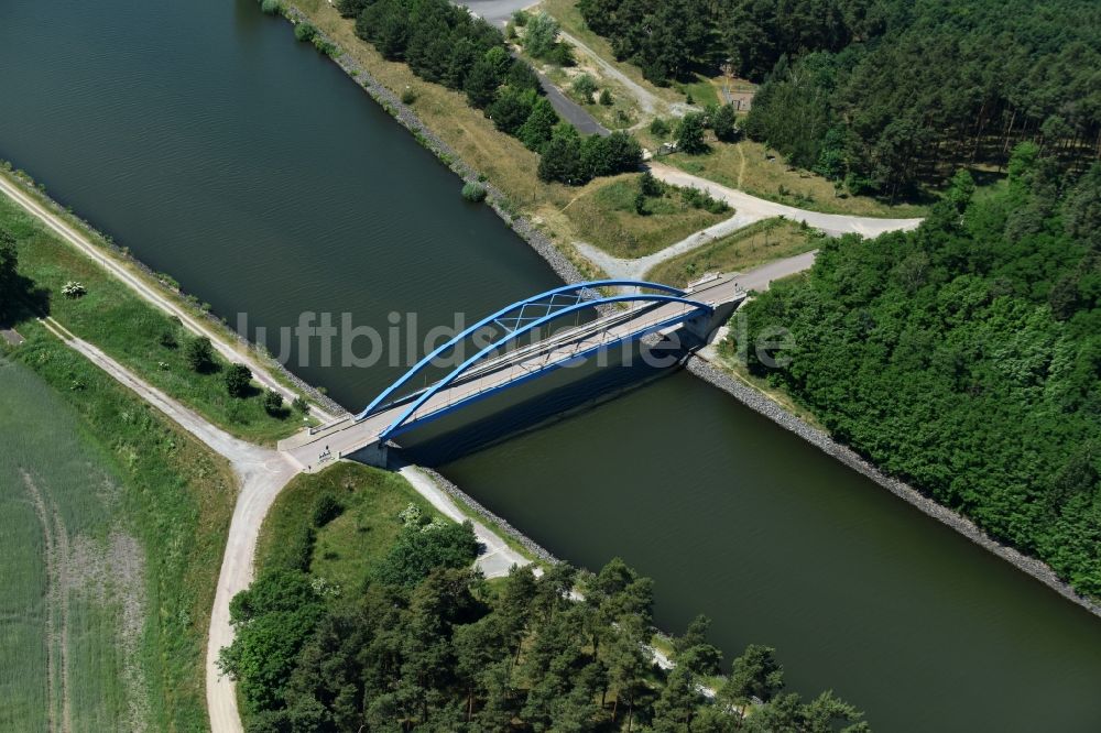 Luftbild Burg - Fluß - Brückenbauwerk Feldwegbrücke in Burg im Bundesland Sachsen-Anhalt