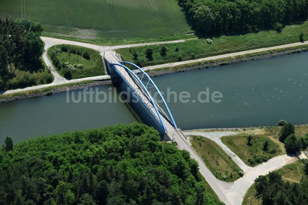 Luftaufnahme Burg - Fluß - Brückenbauwerk Feldwegbrücke in Burg im Bundesland Sachsen-Anhalt