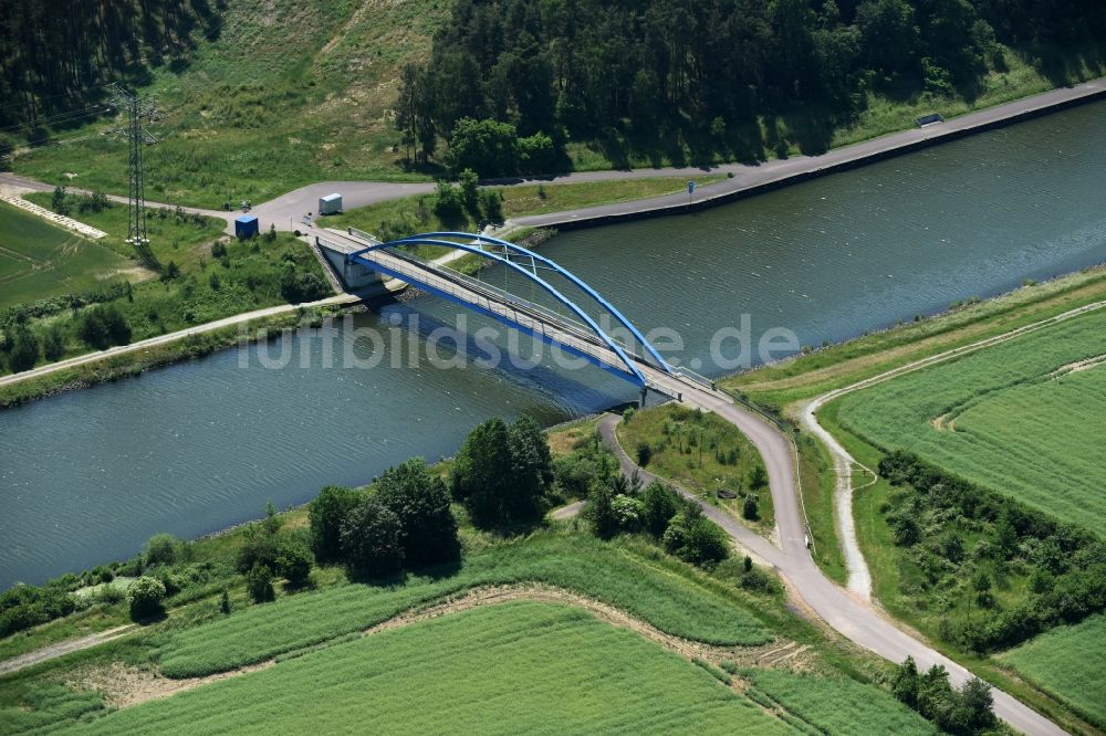 Luftaufnahme Burg - Fluß - Brückenbauwerk Feldwegbrücke in Burg im Bundesland Sachsen-Anhalt