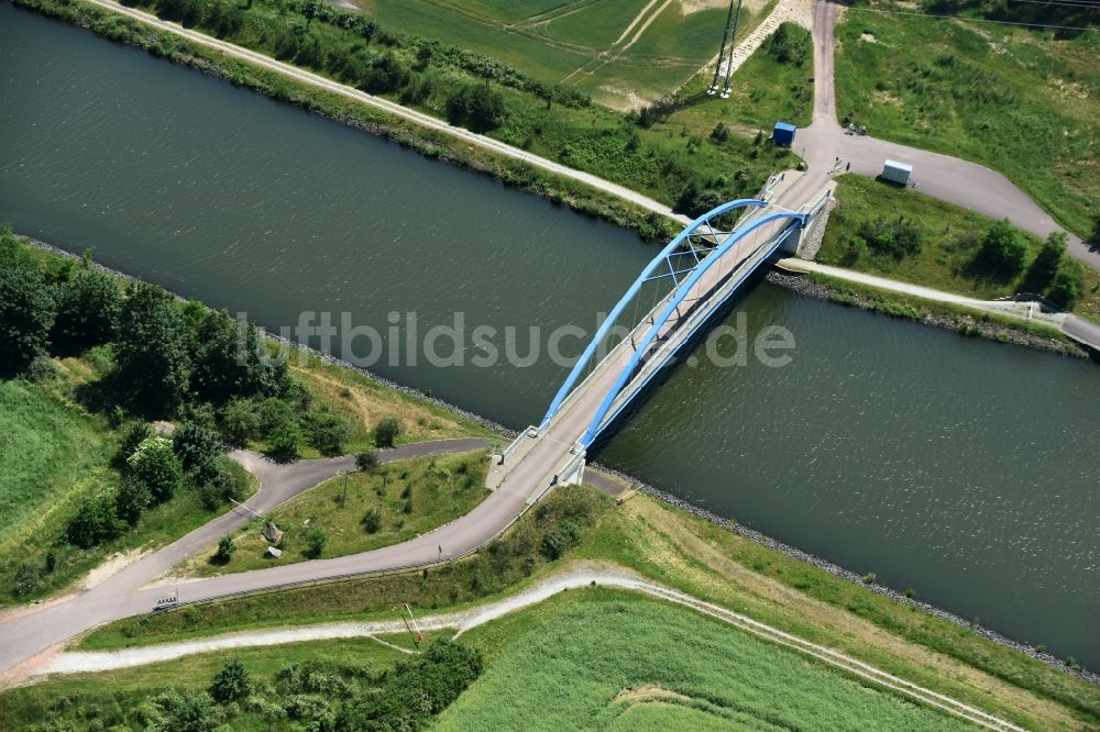 Burg von oben - Fluß - Brückenbauwerk Feldwegbrücke in Burg im Bundesland Sachsen-Anhalt