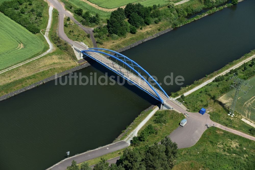 Burg aus der Vogelperspektive: Fluß - Brückenbauwerk Feldwegbrücke in Burg im Bundesland Sachsen-Anhalt