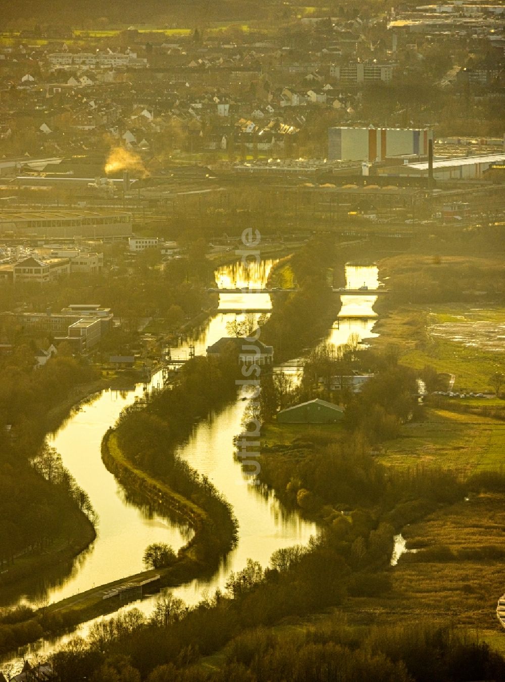 Hamm aus der Vogelperspektive: Fluß - Brückenbauwerk an der Fährstraße entlang des Datteln-Hamm-Kanal und der Lippe im Ortsteil Heessen in Hamm im Bundesland Nordrhein-Westfalen, Deutschland