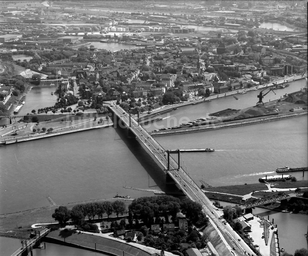 Duisburg aus der Vogelperspektive: Fluß - Brückenbauwerk Friedrich-Ebert-Brücke im Ortsteil Meiderich-Beeck in Duisburg im Bundesland Nordrhein-Westfalen, Deutschland