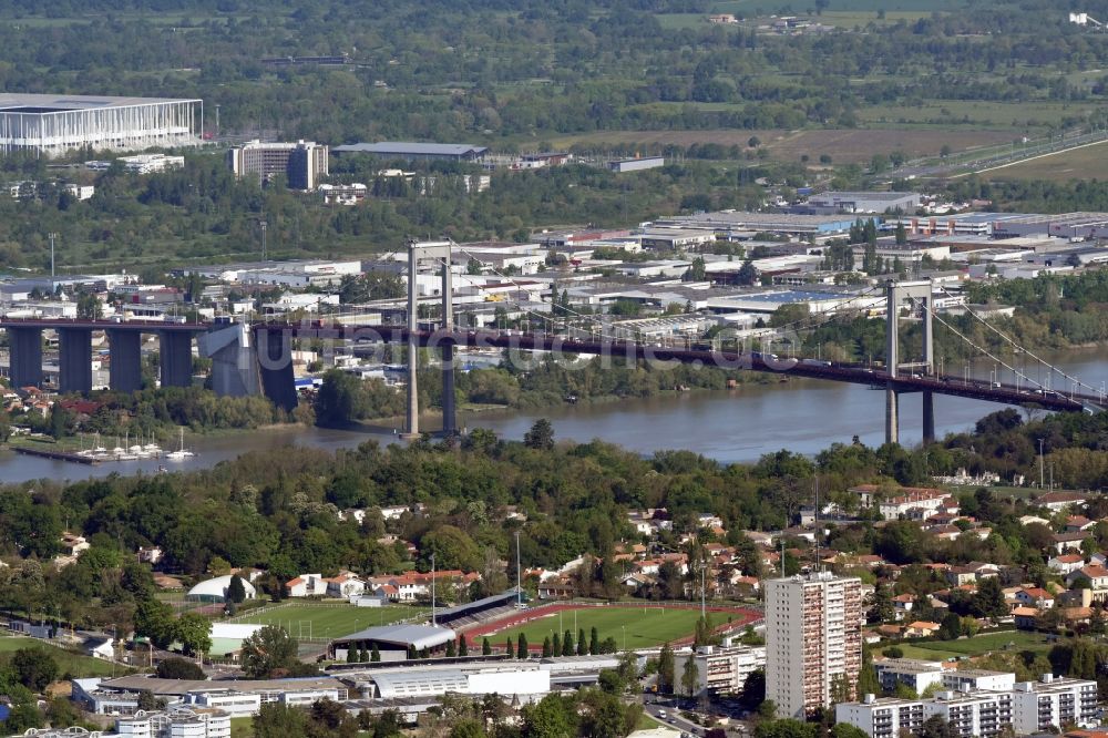 Luftaufnahme Bordeaux - Fluß - Brückenbauwerk Garonne in Bordeaux in Aquitaine Limousin Poitou-Charentes, Frankreich