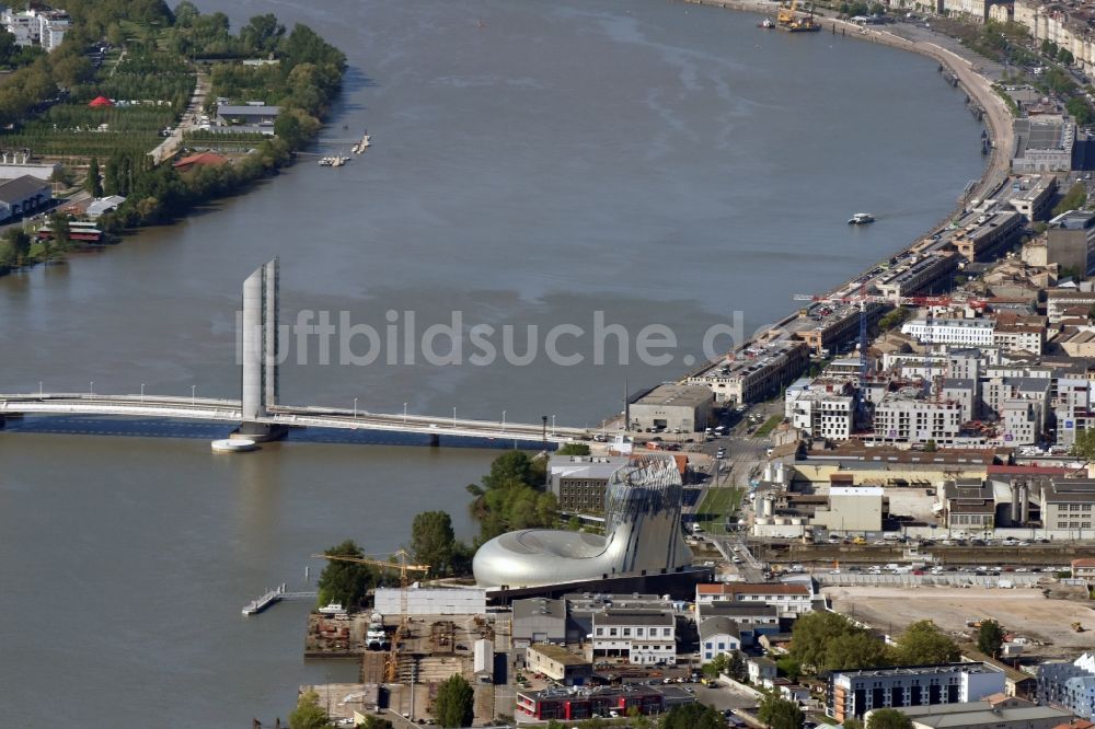 Bordeaux aus der Vogelperspektive: Fluß - Brückenbauwerk Garonne in Bordeaux in Aquitaine Limousin Poitou-Charentes, Frankreich