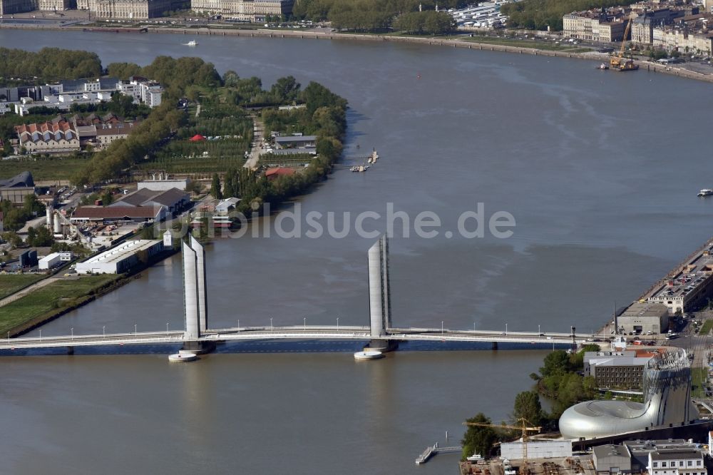 Luftbild Bordeaux - Fluß - Brückenbauwerk Garonne in Bordeaux in Aquitaine Limousin Poitou-Charentes, Frankreich