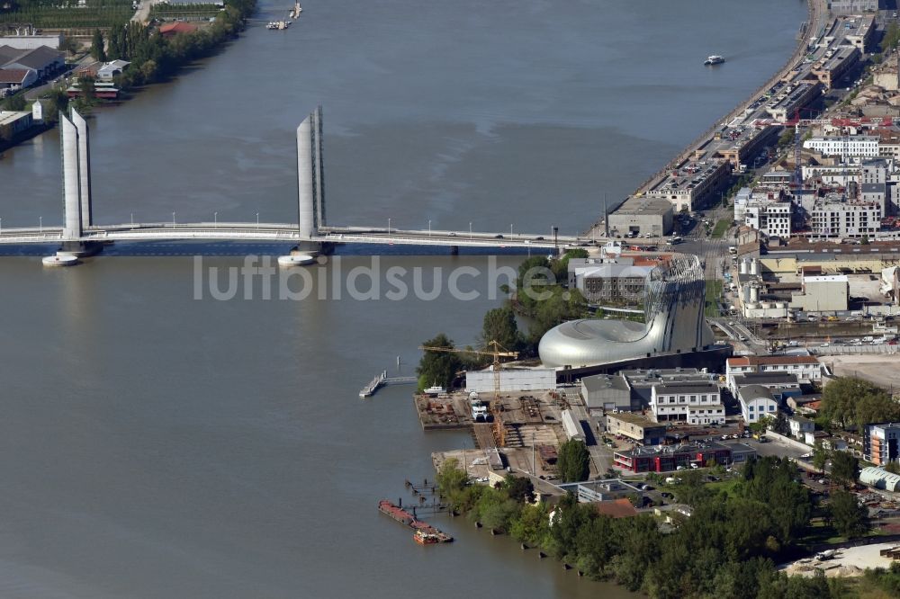 Luftaufnahme Bordeaux - Fluß - Brückenbauwerk Garonne in Bordeaux in Aquitaine Limousin Poitou-Charentes, Frankreich