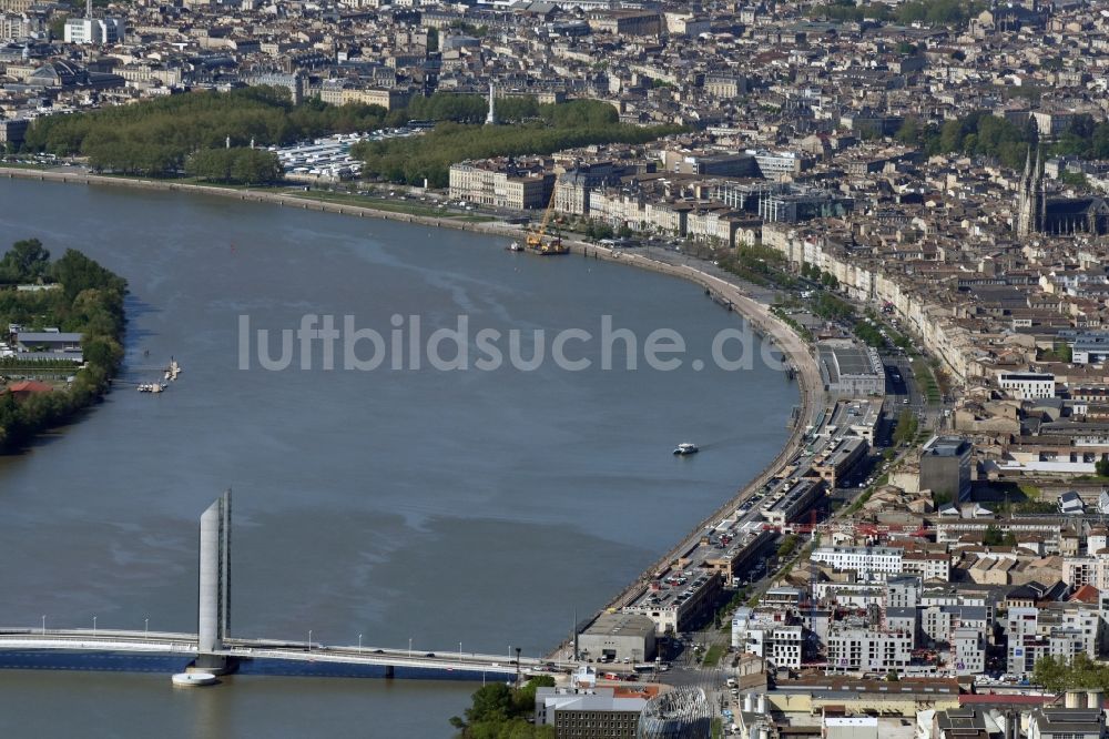 Bordeaux von oben - Fluß - Brückenbauwerk Garonne in Bordeaux in Aquitaine Limousin Poitou-Charentes, Frankreich