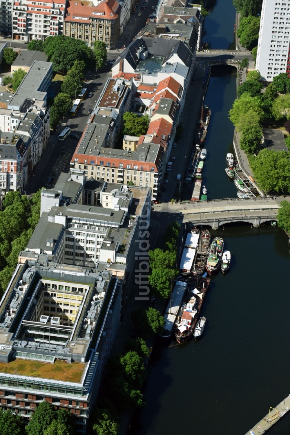 Luftbild Berlin - Fluß - Brückenbauwerk der Inselbrücke über die Spree bei der Anlegestelle Märkisches Ufer in Berlin, Deutschland