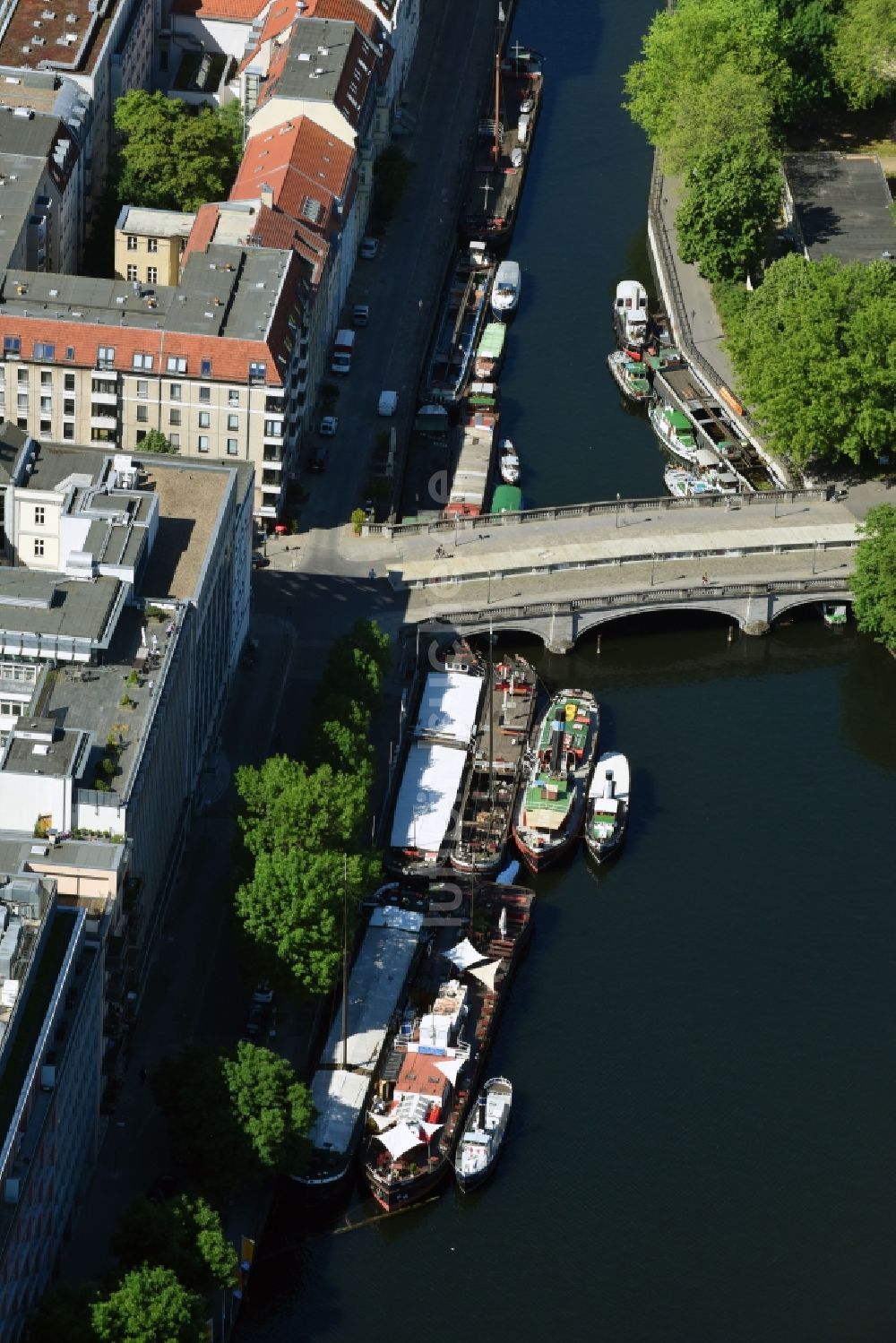 Luftaufnahme Berlin - Fluß - Brückenbauwerk der Inselbrücke über die Spree bei der Anlegestelle Märkisches Ufer in Berlin, Deutschland