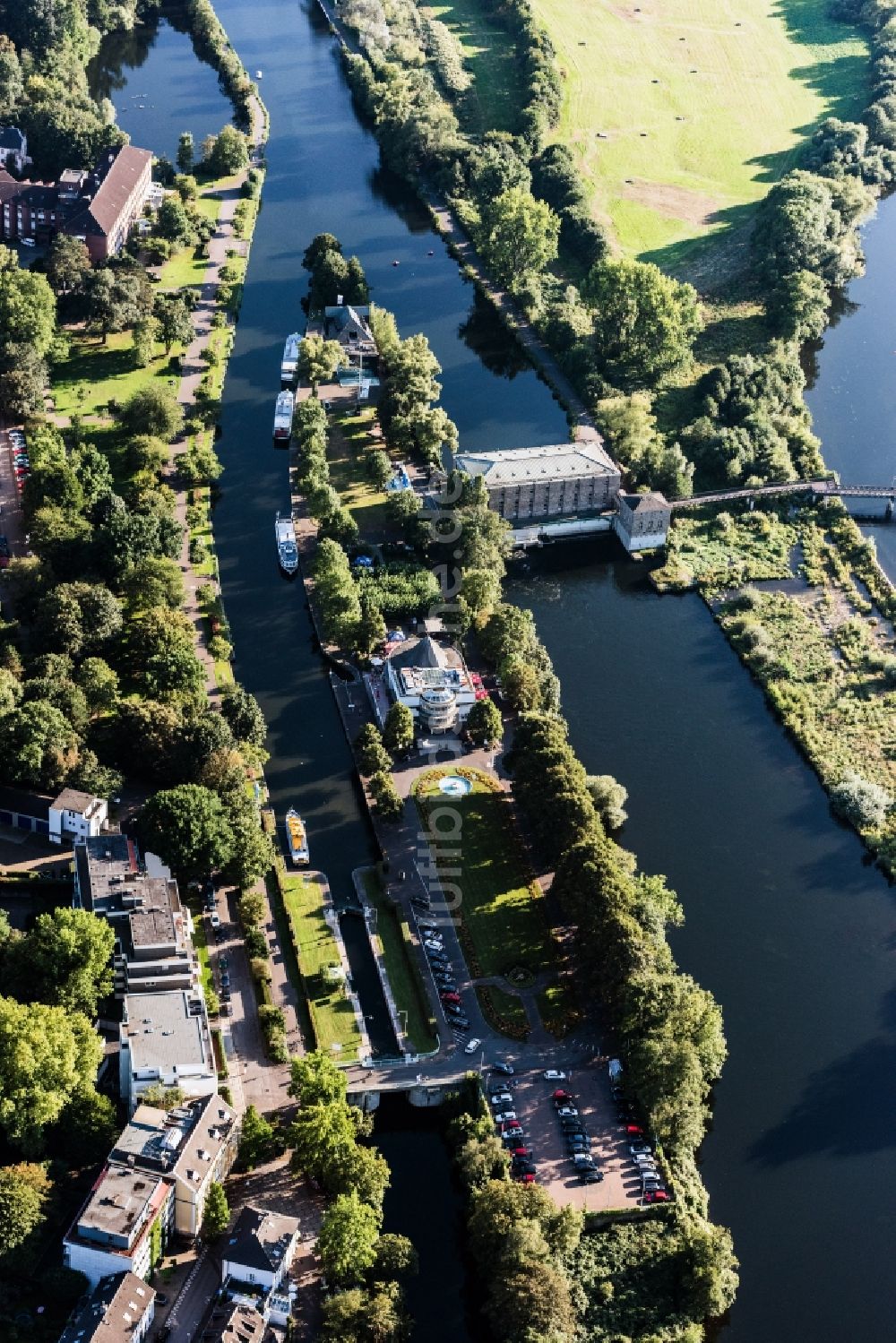 Mülheim an der Ruhr von oben - Fluß - Brückenbauwerk Kassenbergbrücke in Mülheim an der Ruhr im Bundesland Nordrhein-Westfalen