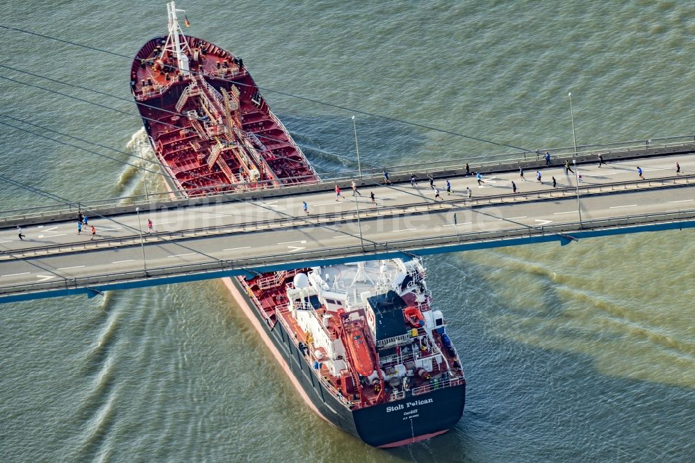 Luftbild Hamburg - Fluß - Brückenbauwerk Köhlbrandbrücke anläßlich des Köhlbrandbrückenlauf im Ortsteil Steinwerder in Hamburg, Deutschland